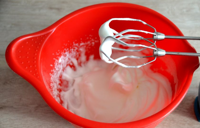 1. Этап. Шарлотка с абрикосами и вишней: Взбейте яичные белки с щепоткой сахара в пышную пену.