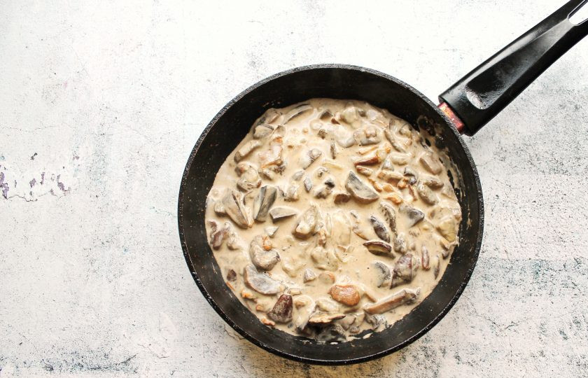 1. Этап. Грибы на сковороде со сметаной и сыром: Готовьте еще 2-3 минуты до расплавления сыра.