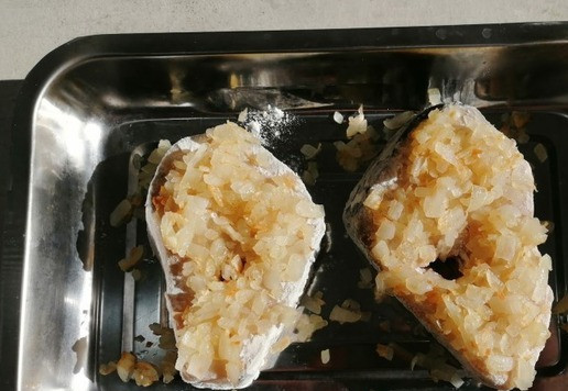 1. Этап. Треска, запеченная в духовке: Лук нарезать мелко, обжарить на раст. масле (15 гр) до легкого изменения цвета и выложить на рыбу. Поперчить по вкусу белым перцем. Ничего страшного, если какое-то количество лука попадет на противень.