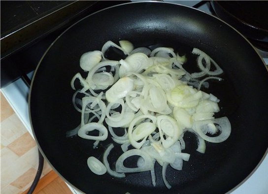 1. Этап. Рагу по-мексикански с курицей: Лук порежьте полукольцами и обжарьте до прозрачности.