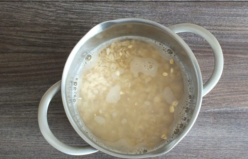 1. Этап. Кисель из овсянки для желудка: В кастрюле соедините овсянку и воду. Оставьте на 5 часов (минимум) или сутки (максимум).