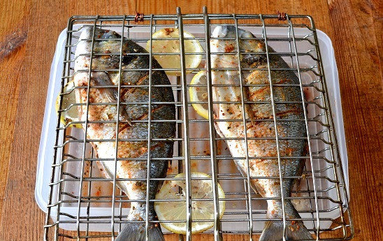 1. Этап. Дорадо на мангале: Перед тем, как выложить рыбку на решетку, можно смазать ее немного растительным маслом.