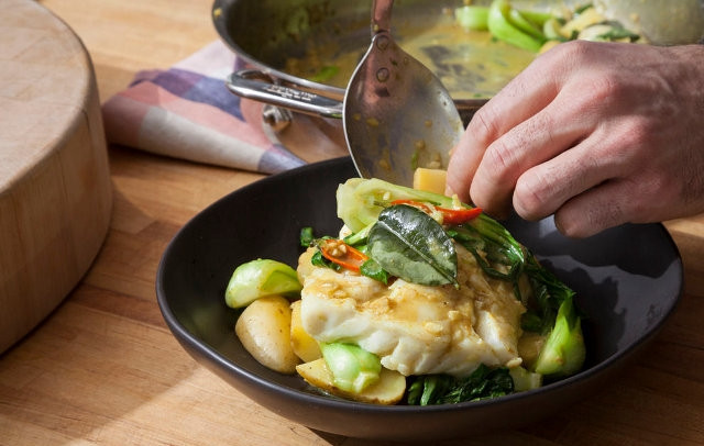 1. Этап. Треска, тушенная в молоке: Готовую тушеную в молоке треску подавайте на 