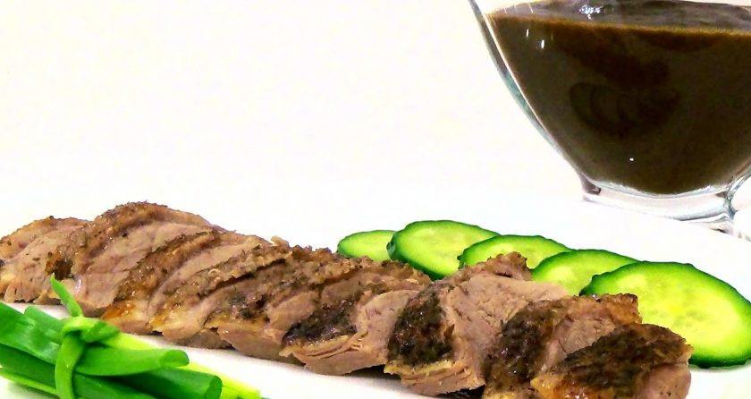 1. Этап. Утка, запеченная с яблоком и черносливом в пиве: 6. Соберите жир, оставшийся в форме. Яблоки и чернослив поперчите и измельчите с помощью блендера до состояния пюре, добавив немного жидкости из-под утки. Подавайте утку с соусом. Приятного аппетита!