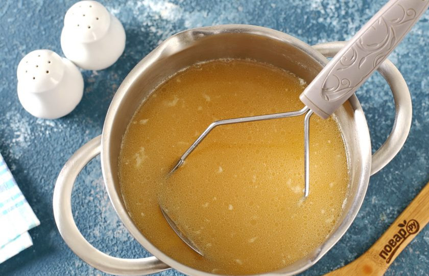 1. Этап. Гороховый суп Джейми Оливера: Влейте куриный бульон, доведите до кипения и варите на слабом огне до готовности гороха (если нут замачивали не менее, чем на 10-12 часов, то уйдёт около 40-60 минут, без замачивания время может увеличиться до 1,5-2 часов). Когда нут будет готов, мясо выложите, а горох слегка разомните толкушкой.