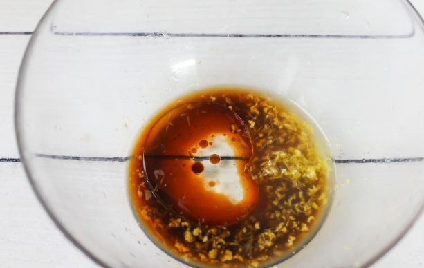 1. Этап. Свиные ребрышки в кукурузных хлопьях: Добавьте соевый соус, 30 мл растительного масла, посолите и поперчите.