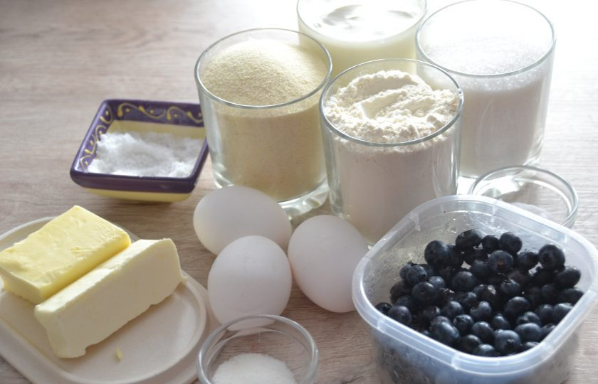 1. Этап. Манник с голубикой: Подготовьте ингредиенты.