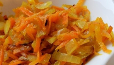 1. Этап. Cуп гороховый с курицей: Тем временем натираем на терке морковь, мелко нарезаем лук. Обжариваем овощи на растительном масле с добавлением куркумы, перца и соли.