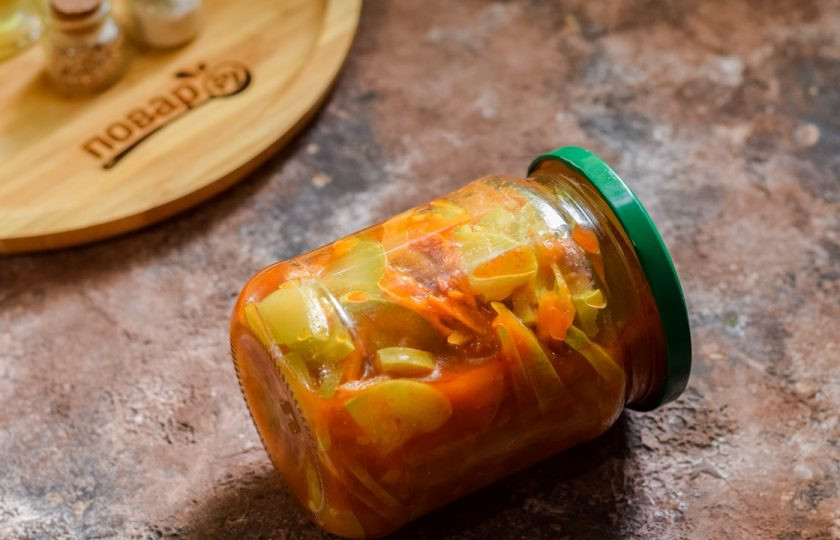 1. Этап. Закуска Казацкая на зиму: Поставьте банку дном вверх, укройте одеялом и остудите сутки. После храните заготовку в кладовой.