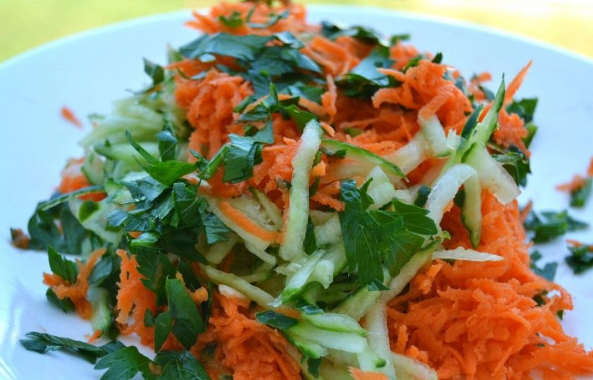 1. Этап. Салат из огурца и моркови: 6. Смешайте огурцы, морковь и зелень, немного посолите и перемешайте.