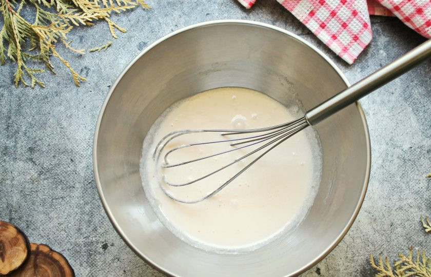 1. Этап. Кексы Нежность: Соедините яйцо с сахаром, ванильным сахаром и взбивайте до растворения сахара.