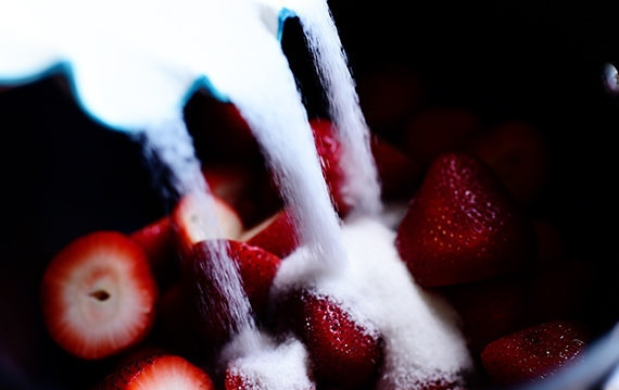 1. Этап. Клубничный соус для десертов: 1. Клубнику хорошо промойте и отправьте в емкость. Добавьте к клубнике сахар и поставьте емкость на средний огонь.