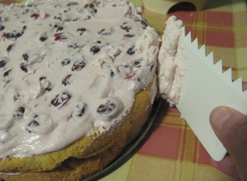 1. Этап. Вишневый крем для торта: Кремом, который без вишни, смажьте бока будущего тортика.