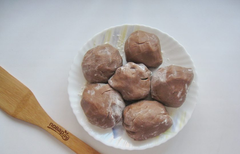 1. Этап. Торт Престиж: А после выложите на стол, присыпанный мукой и замесите достаточно крутое тесто, чтобы его можно было раскатать. Но много муки старайтесь не добавлять. Разделите тесто на шесть-семь шариков. Отправьте тесто в холод на 30 минут.