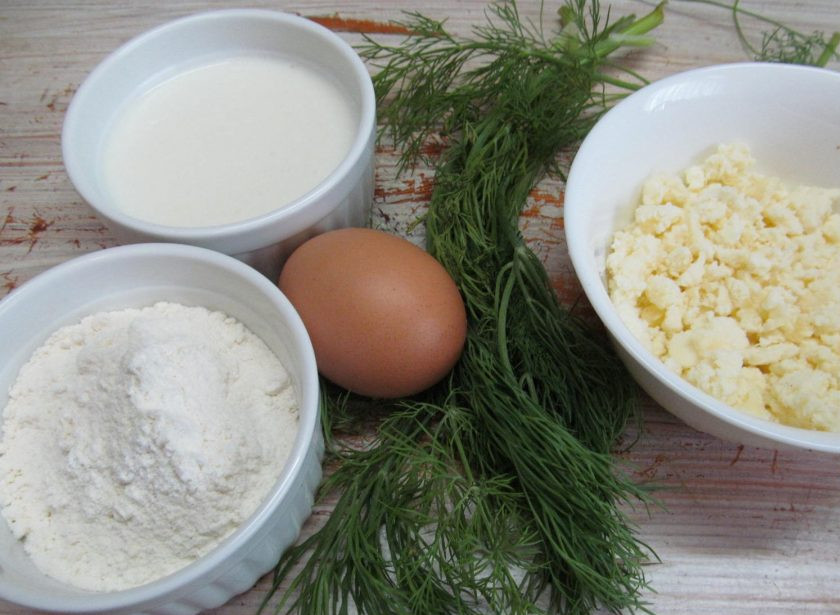 1. Этап. Лепешки на простокваше с творогом и зеленью: Подготовить нужные продукты. Одно яйцо пойдет в тесто, второе в начинку.
