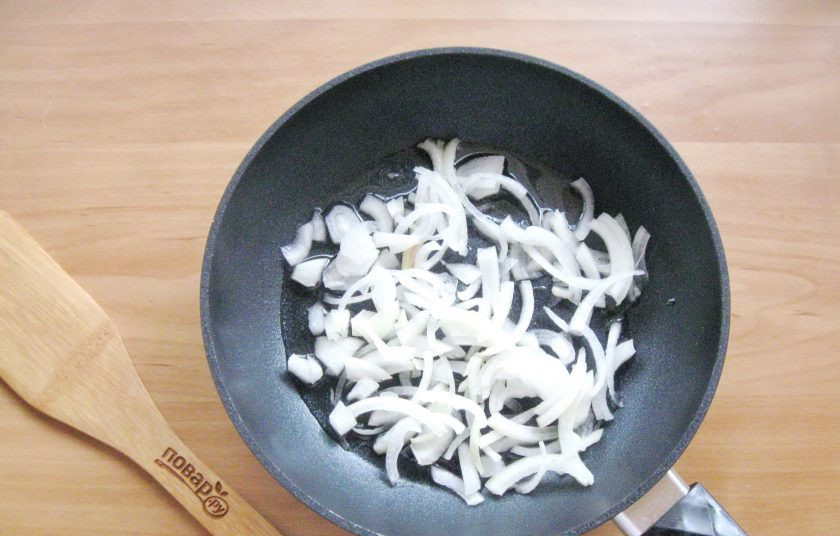 1. Этап. Печень по-еврейски: Репчатый лук очистите, помойте и выложите в сковороду с подсолнечным маслом.