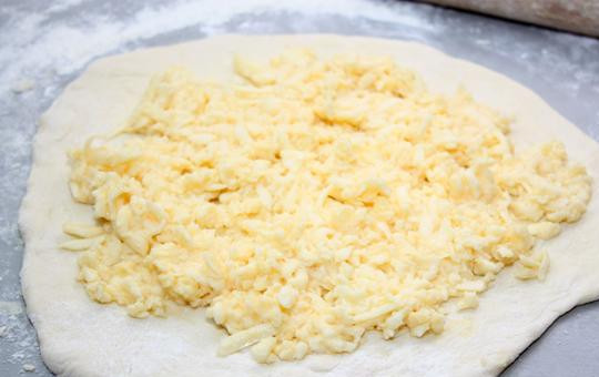 1. Этап. Хачапури по-тбилисски: Кладем на лепешку часть нашей начинки.