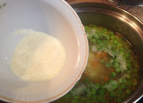 1. Этап. Суп с манкой и зеленым горошком: 7. Отправляем манку, всыпаем тонкой струйкой, при этом помешивая суп. Варим суп еще минуты 3-4.