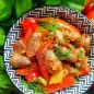 Куриные сердечки с помидорами и перцем Лук и перец нарезать крупно. На небольшом количестве растительного масла обжарить на сильном огне лук, постоянно помешивая. (несколько секунд). Затем добавить перец, мешать и обжаривать на сильном огне так же несколько секунд, затем огонь убавить до среднего и оставить овощи до готовности перца. Лук и перец убрать со сковороды. В сковороду, где готовились овощи, добавить куриные сердечки. На сильном огне обжарить коротко, помешивая. Добавить нарезанные кубиками помидоры (шкурку можно предварительно снять). Посолить, перемешать. Огонь убавить до среднего и тушить под закрытой крышкой около 20 минут. Открыть крышку, огонь сделать на максимум и готовить до тех пор, пока не испариться лишняя жидкость. Обычно уходит от 5 до 10 минут. Добавить к сердечкам перец с луком и мелкорубленный чеснок. Перемешать. Досолить, если требуется. Добавить зелень. При подаче поперчить по желанию.