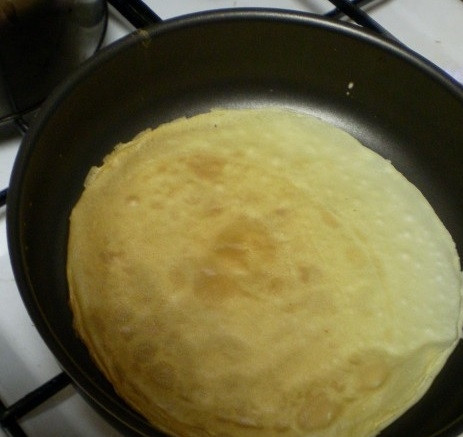 1. Этап. Блины в бутылке на кефире: 7. Вот и весь секрет, как приготовить блины в бутылке на кефире. Жарьте их с двух сторон до румяности. Подавайте к столу блинчики с вареньем, сметаной, сгущенкой или сливочным маслом, например.