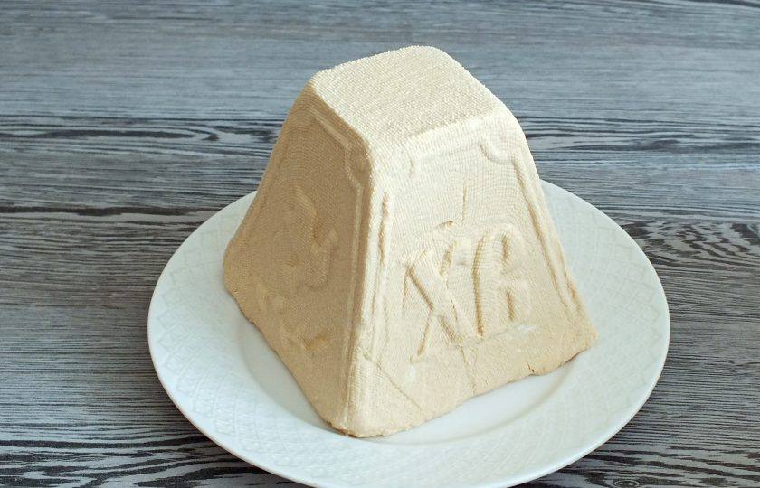 1. Этап. Пасха с вареной сгущенкой: По истечении времени достаньте пасху из холодильника и снимите форму.