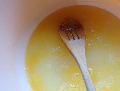 1. Этап. Тесто на бешбармак: Теперь пришел черед сыворотки. Она обязательно должна быть холодной. Поэтому лучше предварительно положить ее в холодильник. Снова взбейте все ингредиенты венчиком.