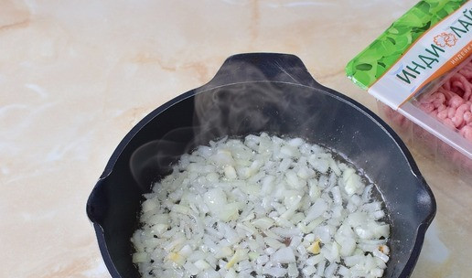 1. Этап. Блины-треугольники с фаршем: Для приготовления начинки мелко нарежьте лук и обжарьте его пару минут до прозрачности.