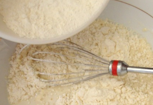 1. Этап. Блины кислые дрожжевые: Добавляем яйцо и просеянную муку. Перемешиваем.