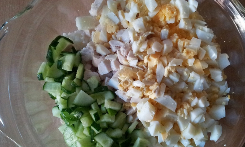 1. Этап. Салат с консервированными шампиньонами: Нарезаем кубиками огурцы.