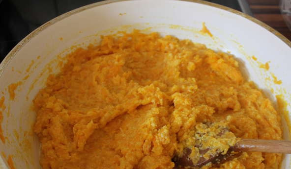 1. Этап. Тыквенные котлеты: Тыкву очищаем как следует от кожурки. Трем на мелкой терке. На сковородке нагреваем масло, бросаем туда тертую тыкву. Тушим до состояния полной готовности. Затем заливаем молоком и всыпаем по чуть-чуть манку. Готовую кашу оставляем остывать.