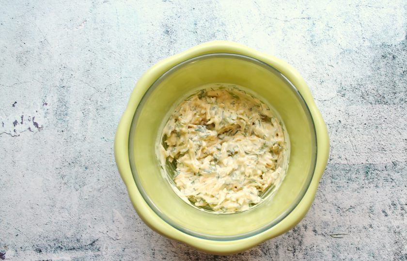 1. Этап. Хачапури ленивые с сыром и зеленью: Укроп мелко порежьте и добавьте в миску. Всыпьте муку и хорошо перемешайте.