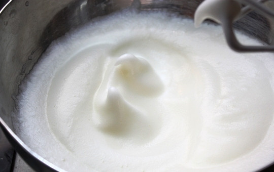 1. Этап. Творожное суфле с зеленой фасолью: Белки взбиваем с солью до твердых пиков.