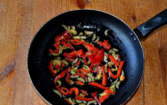 1. Этап. Салат с фунчозой и баклажанами: Жарьте еще пару минут.