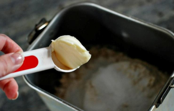 1. Этап. Белый хлеб в хлебопечке: Теперь добавляем сливочное масло, соль и сахар.