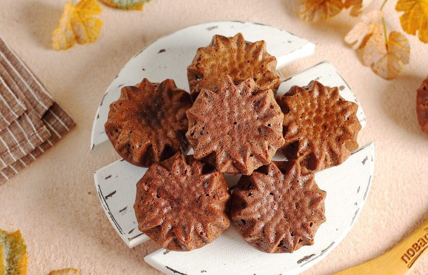 1. Этап. Шоколадные кексы без молока: Шоколадные кексы без молока готовы. По желанию можно их украсить сахарной пудрой или любой глазурью. Приятного аппетита!