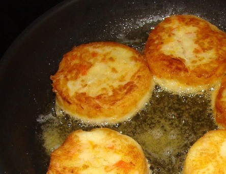 1. Этап. Картофельные котлеты для детей: Сформируйте из полученной массы котлетки и обваляйте их в муке. Раскалите сковородку, влейте на нее растительное масло и обжарьте котлетки с двух сторон по пять минут.