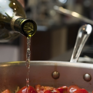 1. Этап. Паста с беконом и помидорами: 7. К помидорам и чесноку добавьте вино.