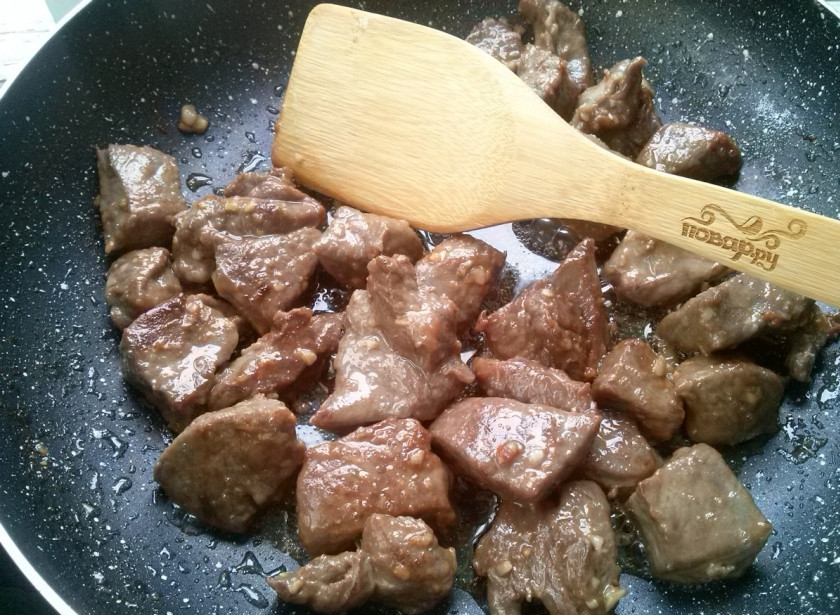 1. Этап. Мясо по-польски: Натрите растертым с солью чесноком, присыпьте 1ст.л. муки. обжарьте мясо в горячем жире до румяной корочки.