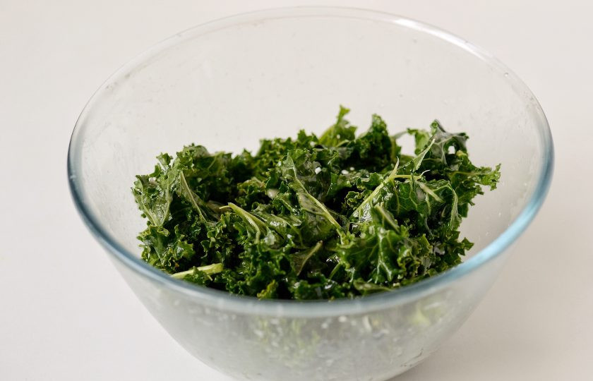 1. Этап. Салат с кейлом и авокадо: Листья должны уменьшиться в объёме.