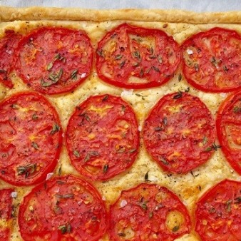 Слоеный тарт с помидорами