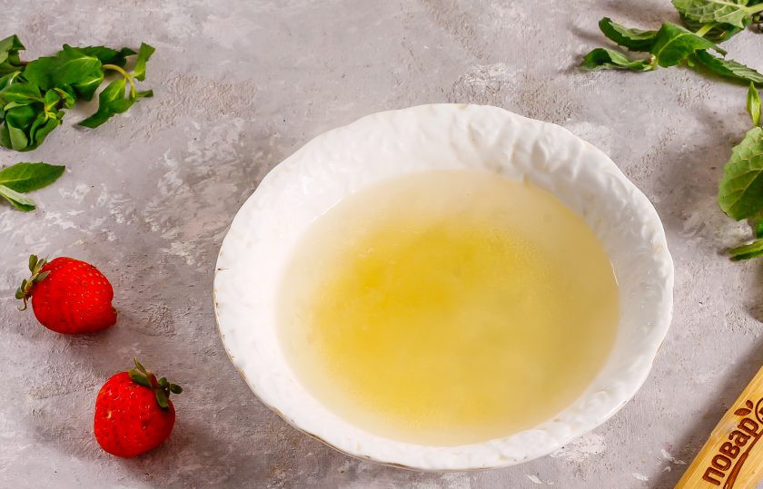 1. Этап. Клубничный чизкейк с творогом без выпечки: 10 грамм желатина залейте 50 мл. кипятка и тщательно размешайте. Оставьте на 5 минут для набухания и снова перемешайте.