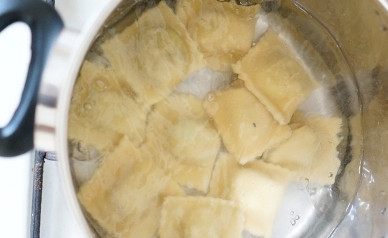 1. Этап. Постные равиоли: Варим равиоли в кипящей подсоленной воде от 3 до 5 минут. Время зависит от толщины теста.