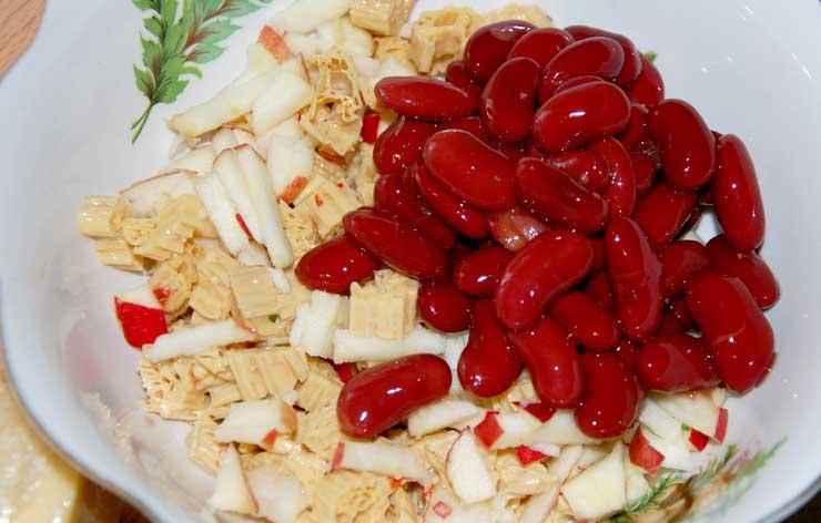 1. Этап. Салат Индийский: Затем в салатницу к спарже добавить мелко порубленное яблоко и фасоль (лучше без жидкости).