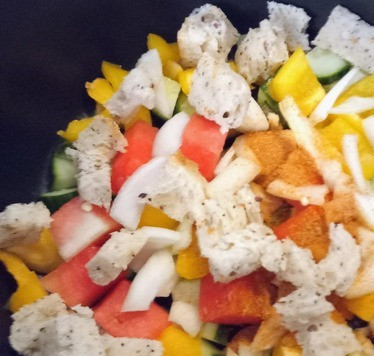 1. Этап. Арбузный гаспачо с миндальным маслом: Соединить в кастрюле огурец, перец болгарский, лук, хлеб, арбуз, чеснок и красный жгучий перец.