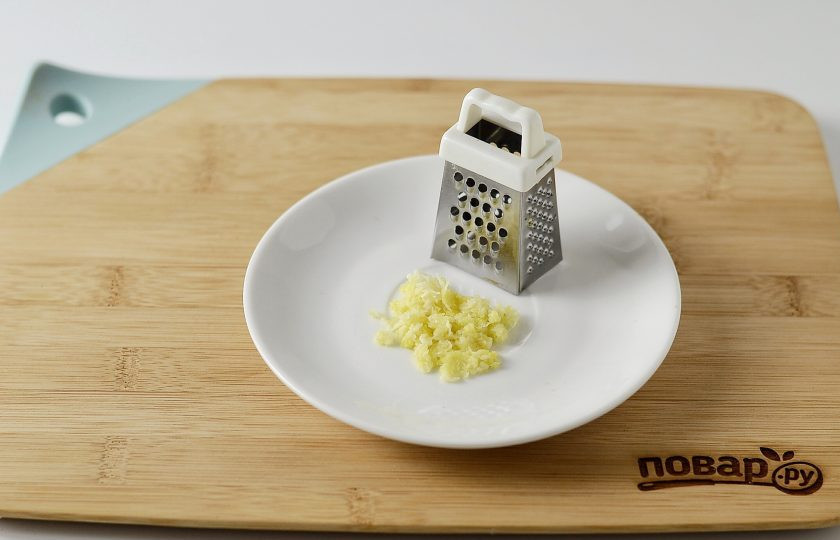 1. Этап. Соус для роллов: Имбирь и чеснок очистите, затем мелко измельчите.