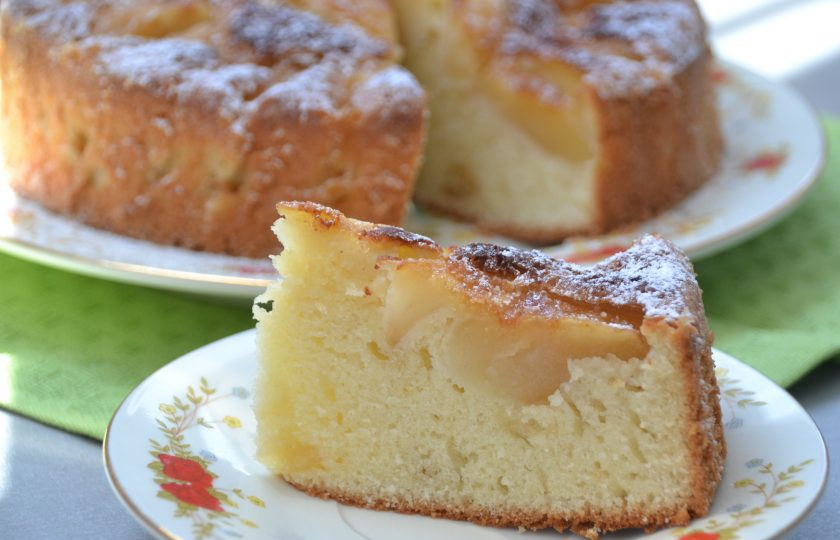 1. Этап. Итальянская шарлотка с яблоками: Шарлотка получилась просто изумительная, румяная, ароматная, с легкой сахарной корочкой сверху. По желанию перед подачей можно присыпать ее сахарной пудрой. Приятного аппетита!