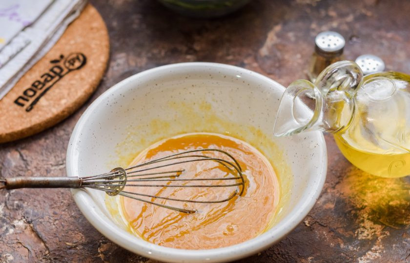 1. Этап. Салат Цезарь от Гордона Рамзи: Тонкой струйкой вливайте растительное масло, активно мешая соус венчиком.