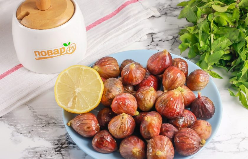 1. Этап. Консервированный инжир: Подготовьте указанные ингредиенты. Инжир выберите не слишком спелый, чтобы плоды были плотными, иначе они превратятся в пюре во время варки.