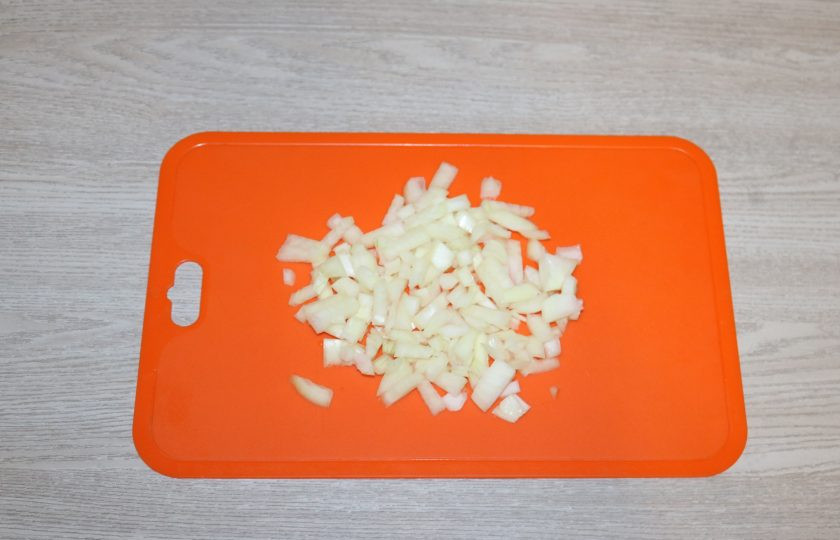 1. Этап. Гречка по-купечески с курицей: Лук нарежьте кубиками.