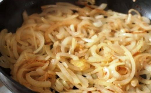 1. Этап. Чахохбили из курицы классический рецепт: На отдельной сковороде обжарьте лук до золотистого цвета.